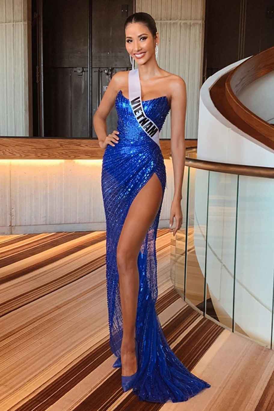 Chiếc đầm dạ hội xanh nước biển đơn giản nhưng lại vô cùng nổi bật khi được Hoàng Thùy diện lên người. Vẫn là đôi chân dài, nước da bánh mật - Hoàng Thùy không hề kém cạnh trước các thí sinh đến từ các nơi trên thế giới