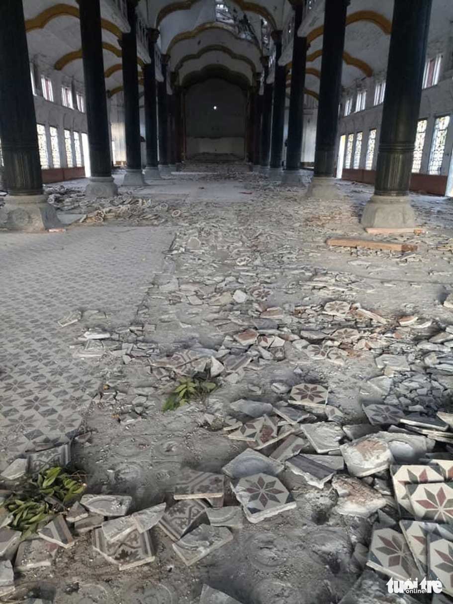 Hình ảnh sàn đá hoa của nhà thờ Bùi Chu được tháo dỡ ngày 18-7
