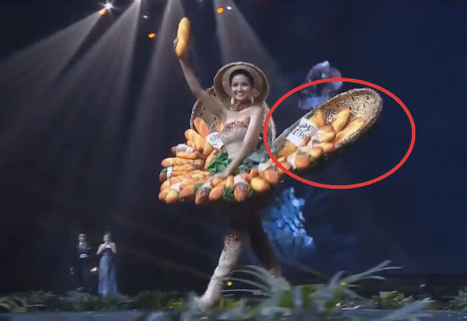 Từng chinh chiến vang dội trên đất Thái tại Hoa hậu Hoàn vũ 2018, ít ai biết rằng một phần của bộ trang phục Bánh mì đã bị nghiêng trong lúc trình diễn. Không hề nao núng, H'hen Niê vừa catwalk vừa vịn tay và hoàn thành cực kì xuất sắc màn trình diễn của mình.