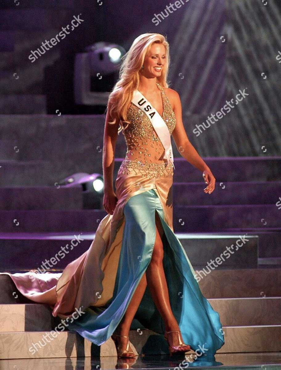 Tranh tài tại cuộc thi Hoa hậu Hoàn vũ 2004, Hoa hậu Mỹ đã tận dụng chiếc đầm 2 trong 1 đã từng giúp cô đăng quăng cuộc thi trong nước. Trang phục của đại diện Mỹ gây ấn tượng mạnh mẽ bởi sự bởi sự kết hợp, lồng ghép táo bạo 2 mẫu đầm khác nhau. Điều này tạo nên sự bất ngờ trong phần trình diễn của cô.