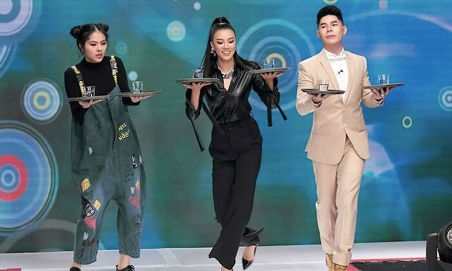 Chẳng phải người mẫu, diễn viên Vân Trang cũng có phần xử lý tình huống trong lúc catwalk khéo léo, nhận được nhiều lời khen ngợi.