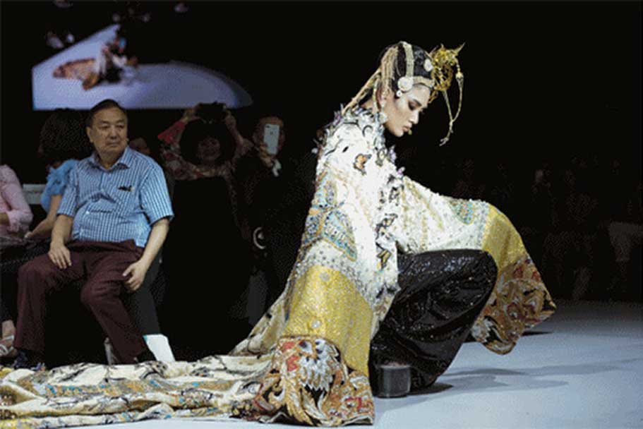 Là một chân dài đình đám của làng giải trí Việt, Võ Hoàng Yến catwalk "như cơm bữa" nhưng cũng gặp phải không ít sự cố trong phần trình diễn của mình. Á hậu Hoàn vũ Việt Nam 2008 cũng sở hữu loạt khoảnh khắc xử lý sự cố khiến người hâm mộ thán phục.