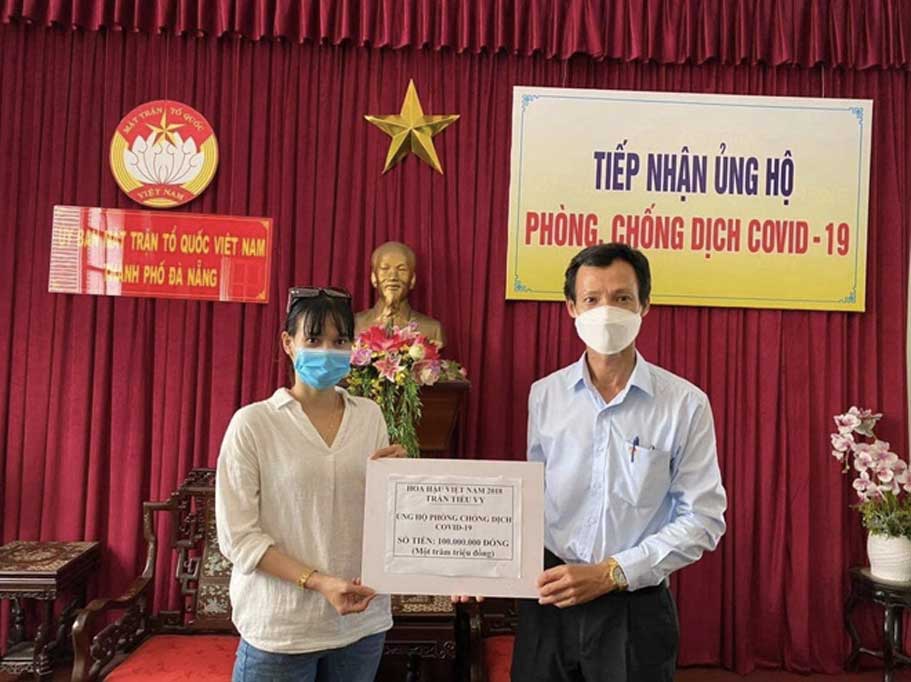 Người thân thay mặt Hoa hậu Tiểu Vy trao quà, đóng góp ủng hộ người dân Đà Nẵng - Quảng Nam chống dịch. 