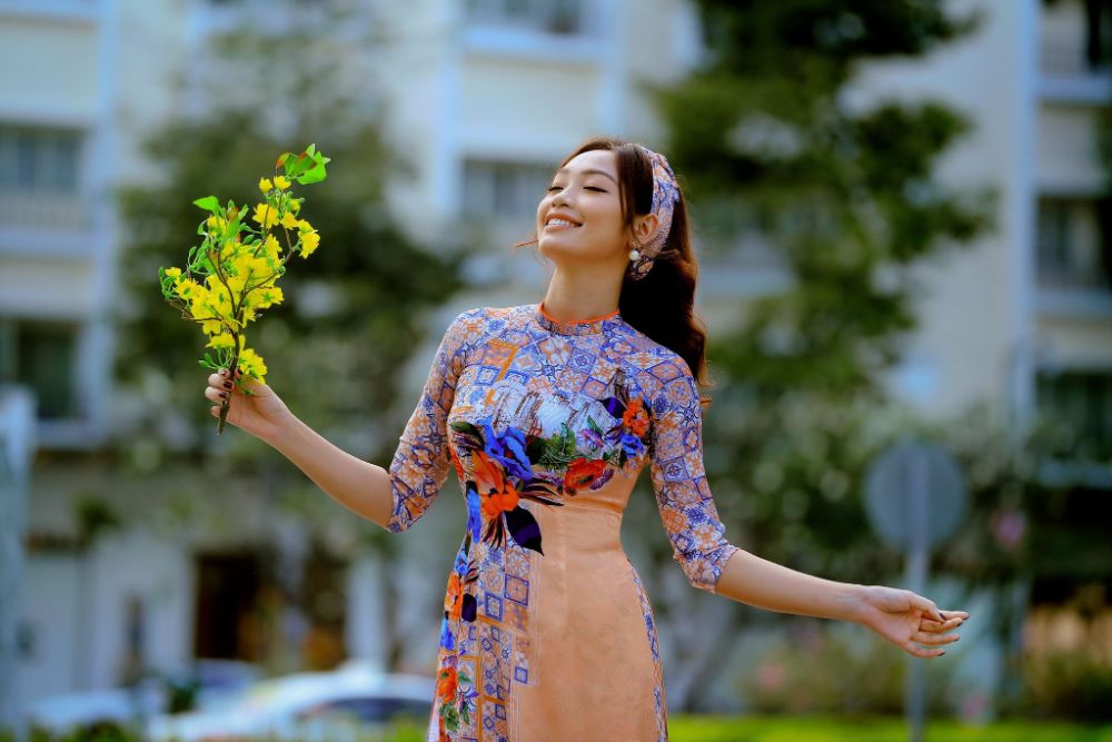19 1 Hoa hậu Huyền Trân khoe trọn vẻ đài các trong BST Áo dài xưa của NTK Việt Hùng