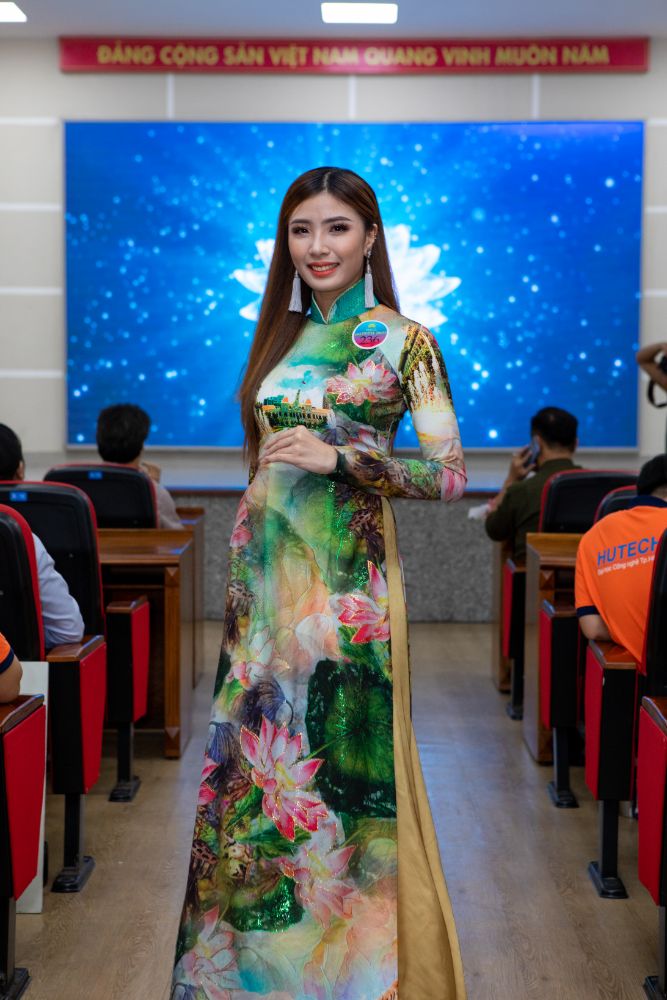 19 TOP 20 Miss HUTECH 2021 đẹp lộng lẫy với Áo dài của NTK Việt Hùng