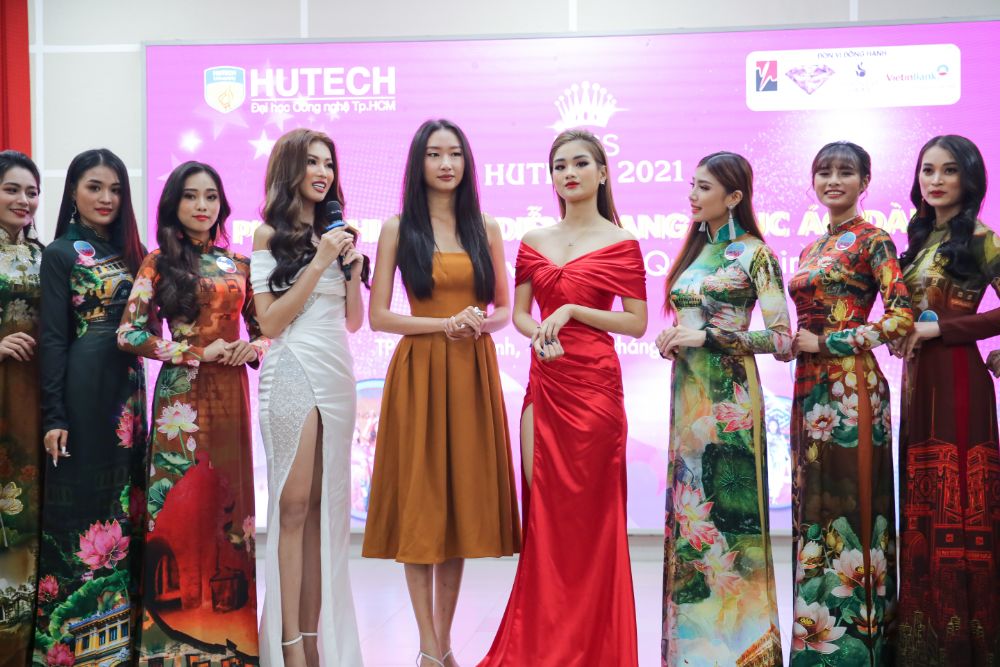 2 2 TOP 20 Miss HUTECH 2021 đẹp lộng lẫy với Áo dài của NTK Việt Hùng