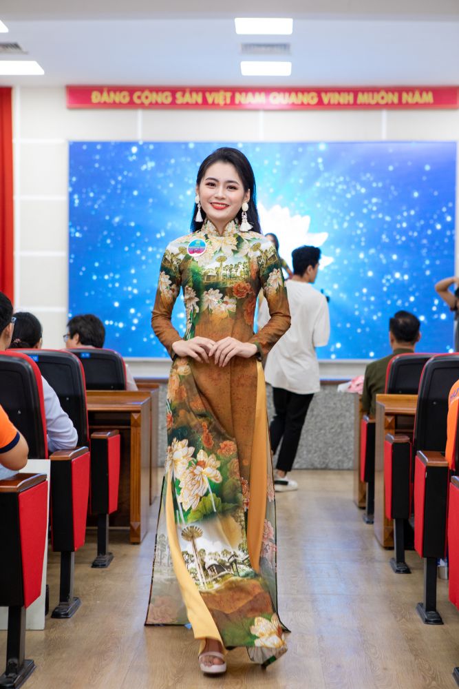 22 TOP 20 Miss HUTECH 2021 đẹp lộng lẫy với Áo dài của NTK Việt Hùng