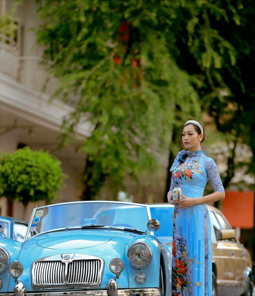 24 Hoa hậu Huyền Trân khoe trọn vẻ đài các trong BST Áo dài xưa của NTK Việt Hùng
