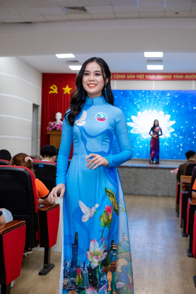 26 TOP 20 Miss HUTECH 2021 đẹp lộng lẫy với Áo dài của NTK Việt Hùng