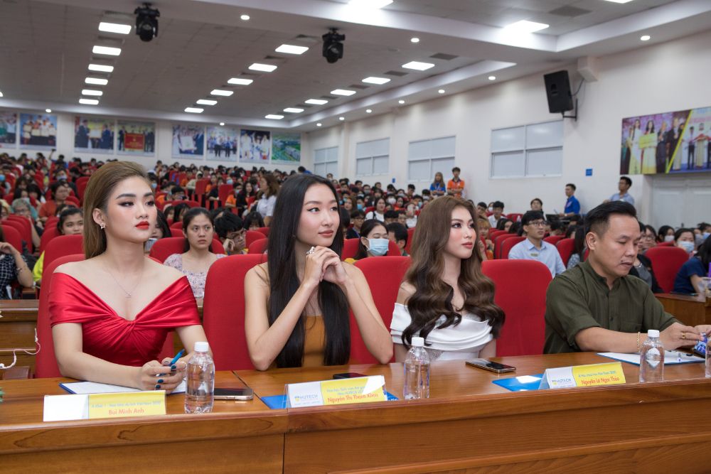 5 4 TOP 20 Miss HUTECH 2021 đẹp lộng lẫy với Áo dài của NTK Việt Hùng