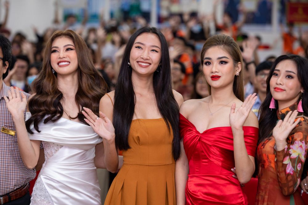 7 3 TOP 20 Miss HUTECH 2021 đẹp lộng lẫy với Áo dài của NTK Việt Hùng