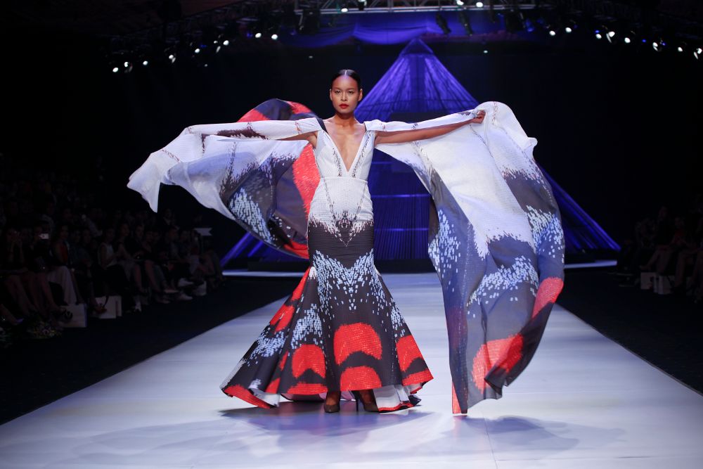 2. NTK Adrian Anh Tuan trinh lang BST Butterfly Effect tai VIFW FW2014 13