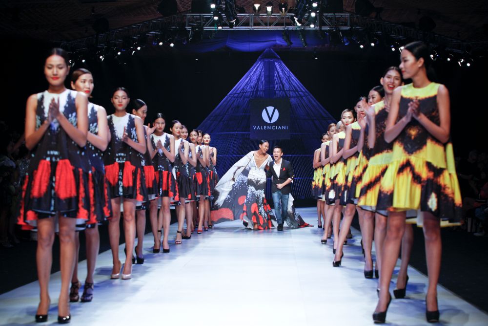 2. NTK Adrian Anh Tuan trinh lang BST Butterfly Effect tai VIFW FW2014 2
