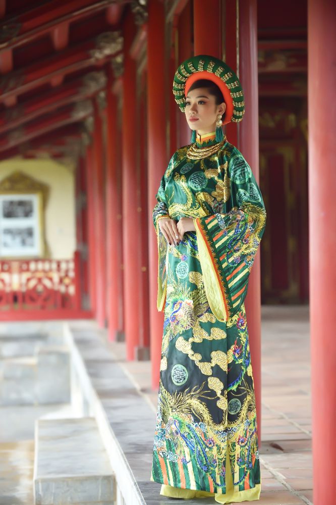7 1 Hoa hậu Huyền Trân đài các kiêu sa trong BST Cung Son của NTK Việt Hùng