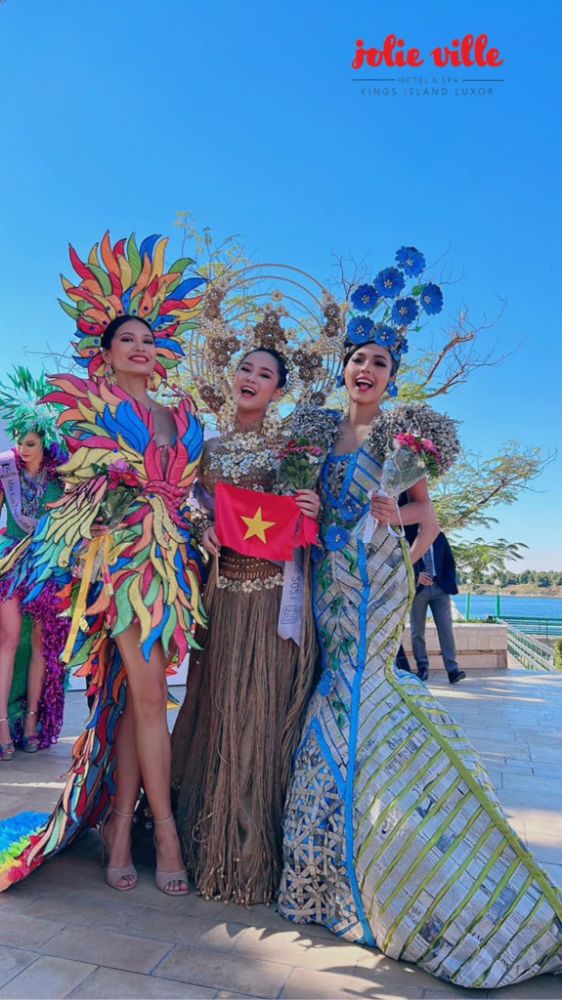 10  Diện trang phục làm từ sợi Đay của NTK Việt Hùng, Vũ Huyền Diệu đoạt giải quốc tế