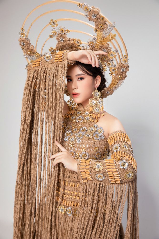 6 6 NTK Việt Hùng dệt hoa đay cho Bella Vũ Huyền Diệu đi thi quốc tế