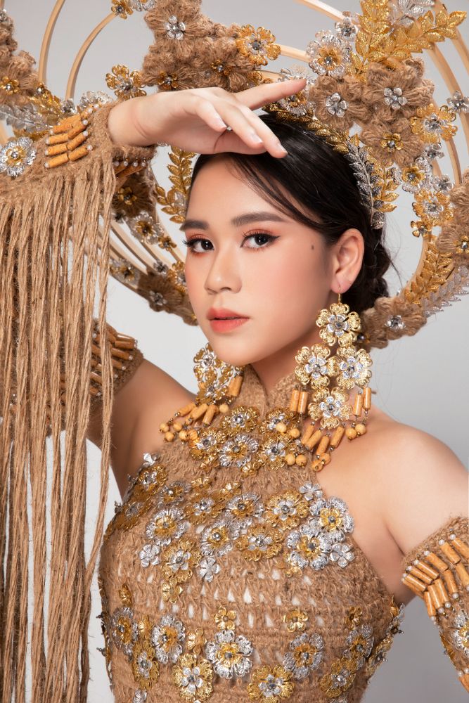 7 4 NTK Việt Hùng dệt hoa đay cho Bella Vũ Huyền Diệu đi thi quốc tế