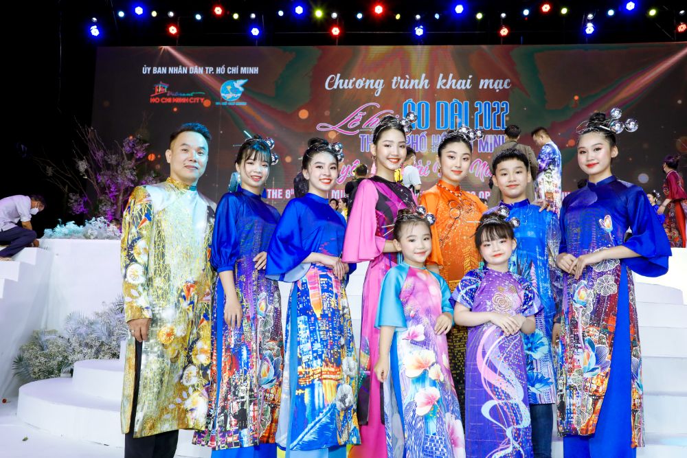 1 7 Gia đình ba thế hệ của ca sĩ Hoàng Bách trình diễn tại Lễ hội Áo dài TP.HCM