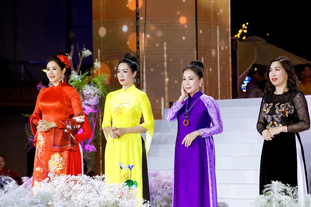 19 1 Gia đình ba thế hệ của ca sĩ Hoàng Bách trình diễn tại Lễ hội Áo dài TP.HCM