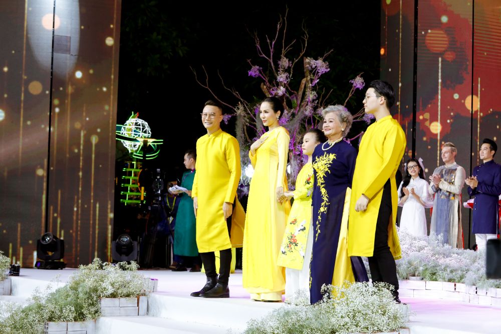 20 Gia đình ba thế hệ của ca sĩ Hoàng Bách trình diễn tại Lễ hội Áo dài TP.HCM