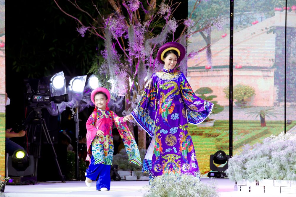 21 Gia đình ba thế hệ của ca sĩ Hoàng Bách trình diễn tại Lễ hội Áo dài TP.HCM