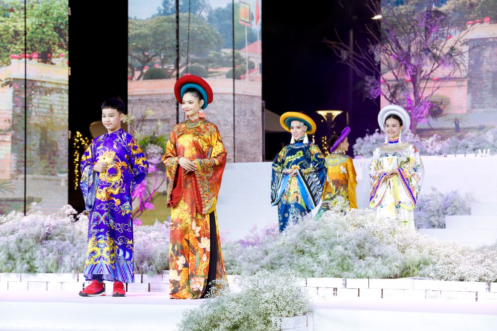 23  Gia đình ba thế hệ của ca sĩ Hoàng Bách trình diễn tại Lễ hội Áo dài TP.HCM