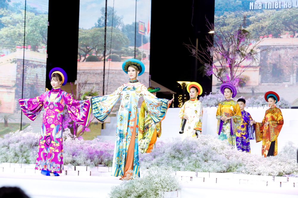 25 1 Gia đình ba thế hệ của ca sĩ Hoàng Bách trình diễn tại Lễ hội Áo dài TP.HCM