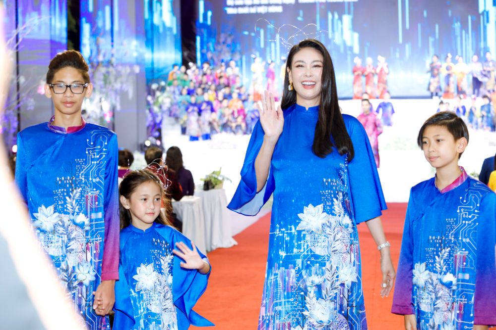 38 Gia đình ba thế hệ của ca sĩ Hoàng Bách trình diễn tại Lễ hội Áo dài TP.HCM