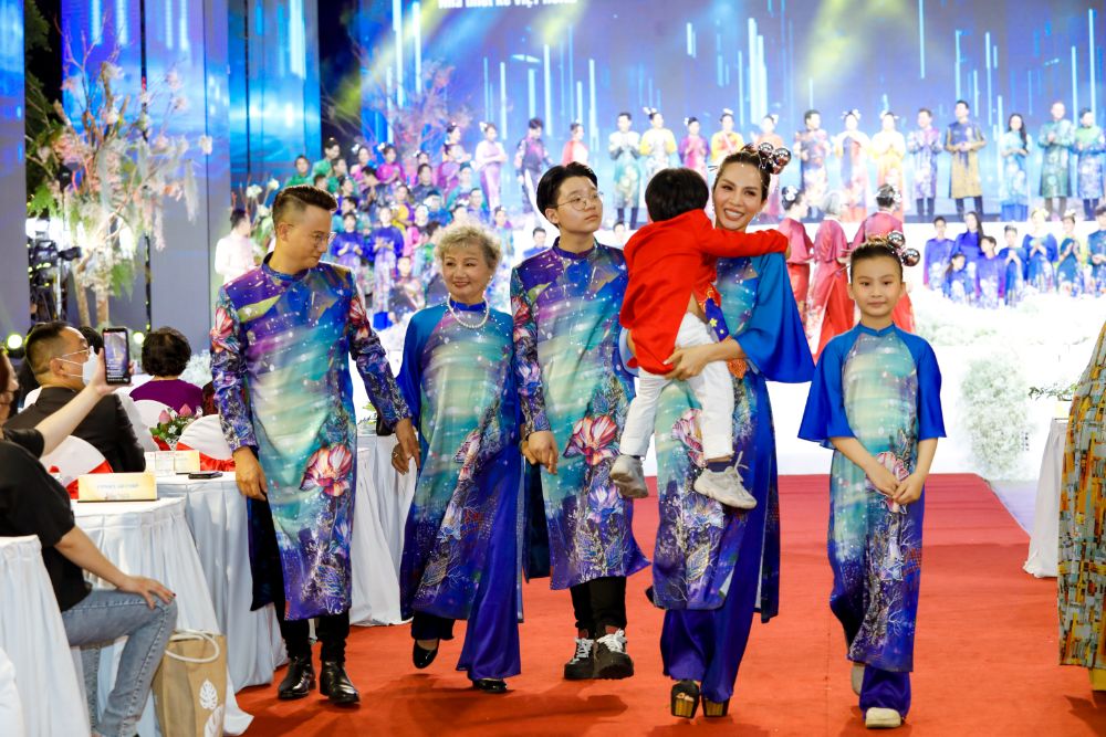 57 Gia đình ba thế hệ của ca sĩ Hoàng Bách trình diễn tại Lễ hội Áo dài TP.HCM