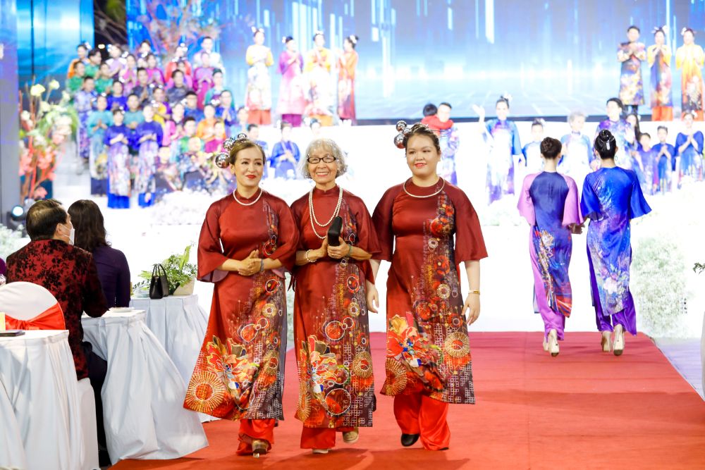 58 Gia đình ba thế hệ của ca sĩ Hoàng Bách trình diễn tại Lễ hội Áo dài TP.HCM