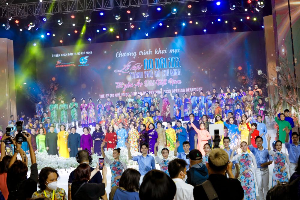 66 Gia đình ba thế hệ của ca sĩ Hoàng Bách trình diễn tại Lễ hội Áo dài TP.HCM