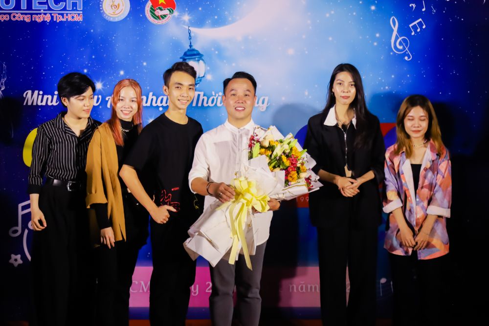 1 18 NTK Việt Hùng đồng hành cùng đêm nghệ thuật Chào bạn, HUTECH tuổi 27