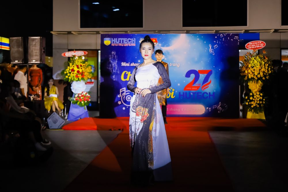 23 3 NTK Việt Hùng đồng hành cùng đêm nghệ thuật Chào bạn, HUTECH tuổi 27