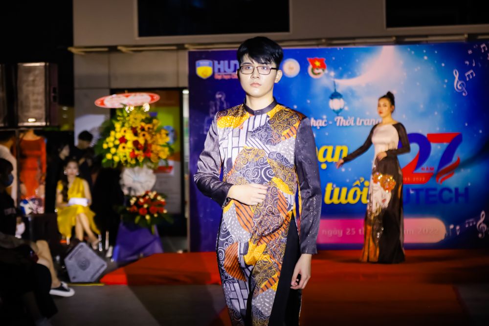 24 2 NTK Việt Hùng đồng hành cùng đêm nghệ thuật Chào bạn, HUTECH tuổi 27