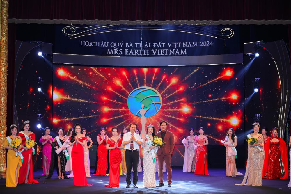 Hoa hậu Quý bà Trái đất Việt Nam 2024 gọi tên Vũ Thị Hoa - Ảnh 30