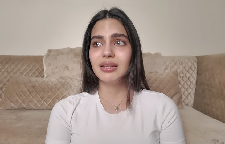 Rachel Gupta khóc nhiều lần trong video tố cáo tổ chức Miss Grand International - Ảnh: Chụp màn hình