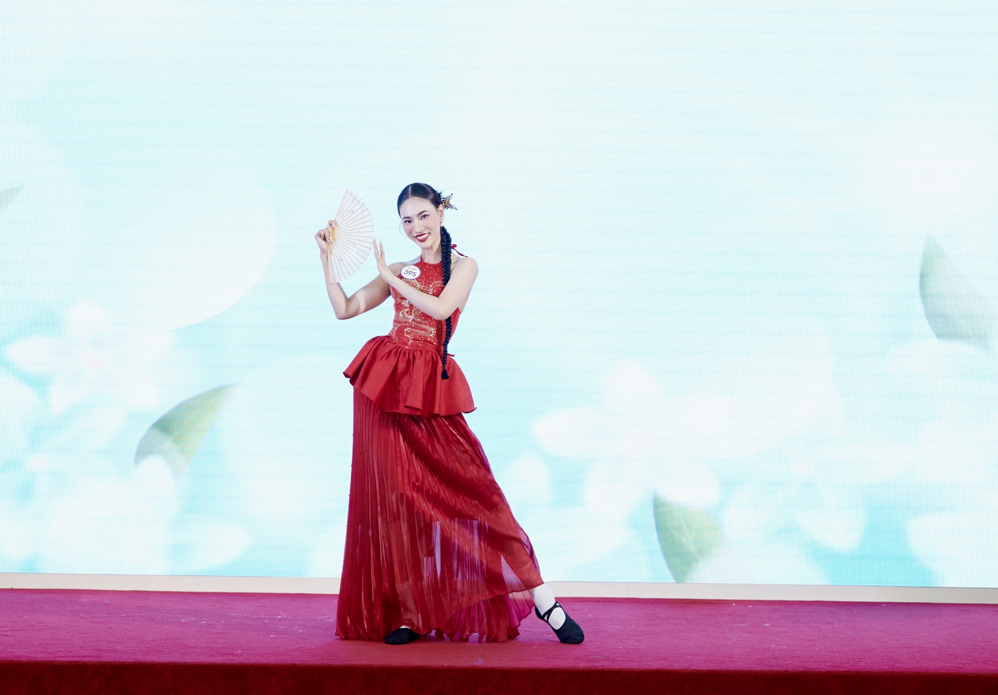 Phần múa đương đại của Thu thảo trong phần thi Người đẹp tài năng
