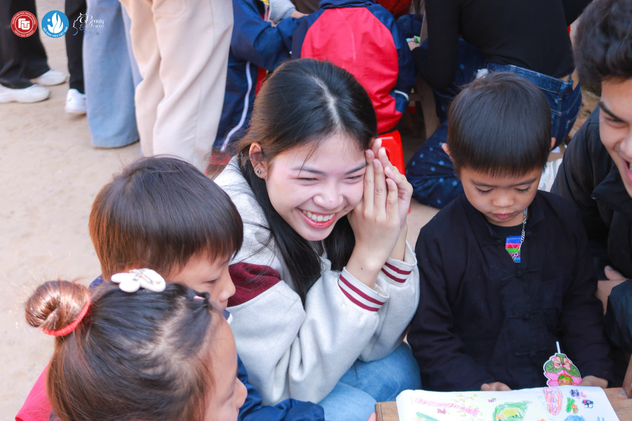 NỮ SINH NGOẠI THƯƠNG MANG HƠI ẤM “NHÂN ÁI” ĐẾN VÙNG CAO TUYÊN QUANG- Ảnh 3.