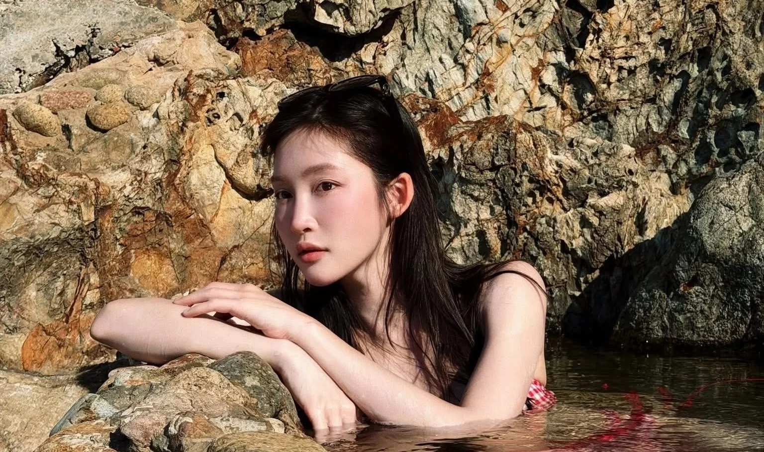 Hình ảnh Juky San chụp ảnh trong Giếng Tiên vấp phản ứng.